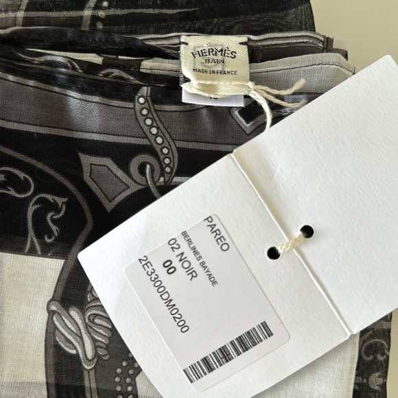 Hermes Bain Pareo Berliner’s Bayade 100% cotton, black, grey, white, 26” by 68”. - Picture 12 of 16